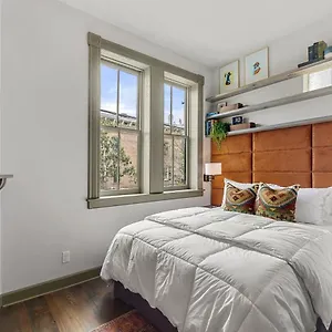 Carriage House - House On Taylor Square Apartment