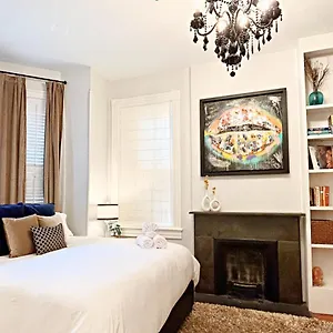 The Lyons House - Luxe Historical - Parking Included Holiday home